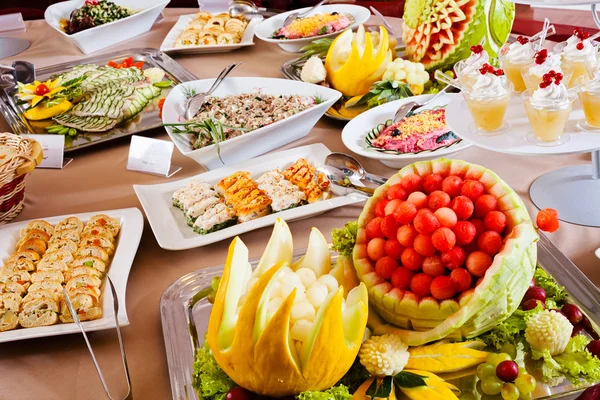 Varietà Frutta Insalate Sul Tavolo Buffet — Foto Stock