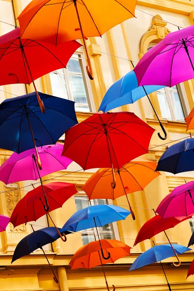 Rua Decorada Com Guarda Chuvas Coloridos — Fotografia de Stock