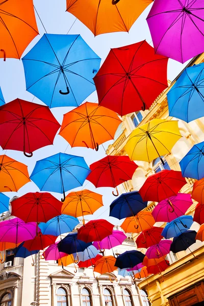 Rue Décorée Avec Des Parasols Colorés Suspendus Ouverts — Photo