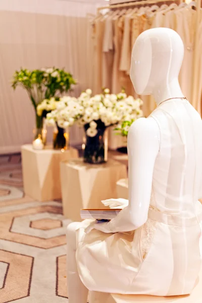 Janela Boutique Com Manequim Único Vestido Branco Note Profundidade Rasa — Fotografia de Stock