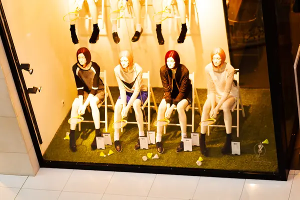 Janela Boutique Com Quatro Manequins — Fotografia de Stock