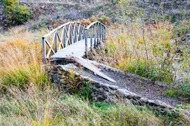Küçük derenin üzerindeki eski ahşap köprü