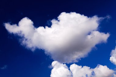 Derin mavi gökyüzü ve beyaz bulutlar