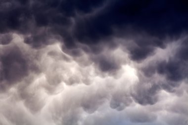 Bahar günü gri gökyüzü manzarası