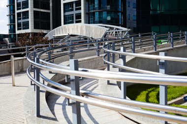 İş binasının önündeki geçitte metal korkuluklar.