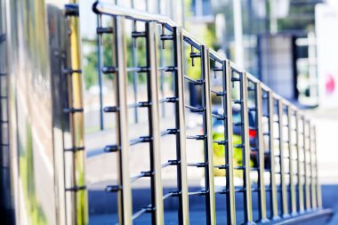 Uzun metal güvenlik çiti; alanın sığ derinliğine dikkat edin