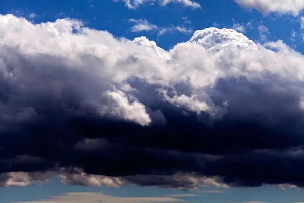 Nagy Szürke Fekete Felhők Kék Égen Eső Előtt — Stock Fotó