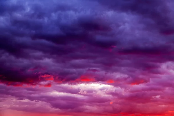 Rosa Och Lila Grumlig Himmel Vid Solnedgången — Stockfoto
