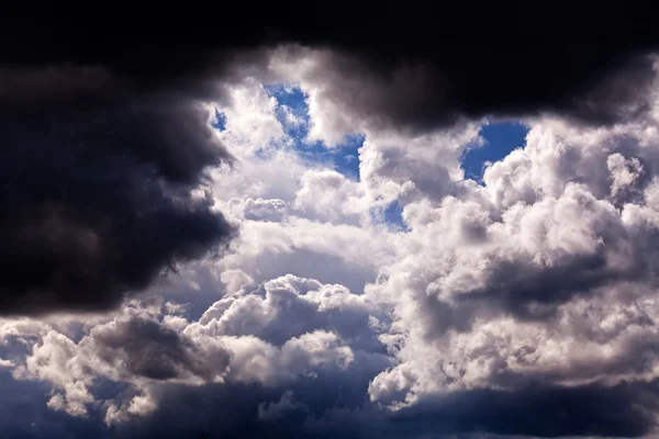 Dramáticas Nubes Blanco Negro Con Luz Del Sol Que Viene — Foto de Stock