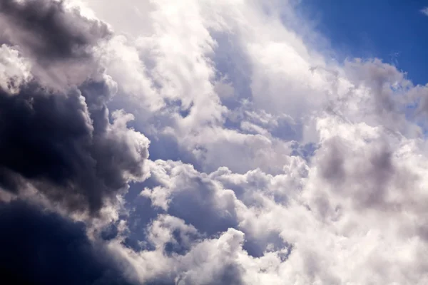 Hermosas Nubes Blancas Negras Con Rayos Sol Que Atraviesan — Foto de Stock