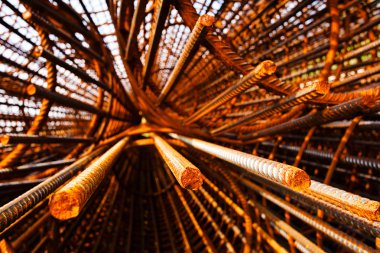 Paslı çelik çerçeve inşaat sitesinde