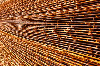 Kostruction sitesindeki askıda paslı çelik yapı