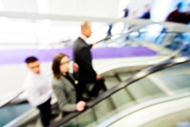 İnsanların elektrik merdivenlerde bulanıklık