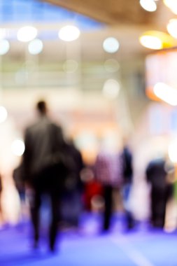 Uzaklaşan adamın bulanıklığı; alanın sığ derinliğine dikkat edin