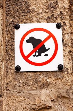 Beyaz arka planda kahverengi duvarda izole edilmiş köpek kakası yok.