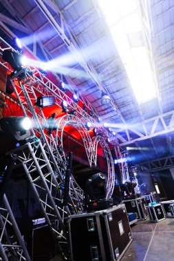 Sahnenin bir bölümü ve açık hava konserinde teçhizat