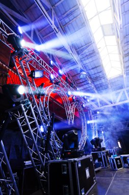 Sahnenin bir bölümü ve açık hava konserinde teçhizat