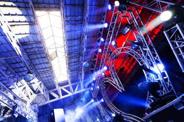 Açık hava konseri aydınlatma platformunda birden fazla spot ışığı