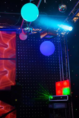 Konserde yanıp sönen ışıklar ve video ışınıyla sahne