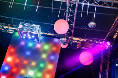 Parlak spot ışıkları, disko topları ve bir konserde video ışını.