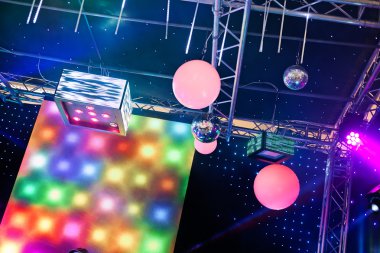 Konserde sahne ışıkları ve video ışını