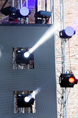 Konserde iki spot ışığı yanıp sönüyor