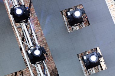 Konserde duvar inşaatında dört spot ışığı