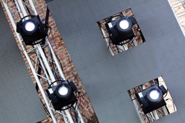 Konserde duvar inşaatında dört spot ışığı