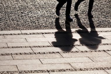 İnsanlar yürürken, insanlar gölgelerini