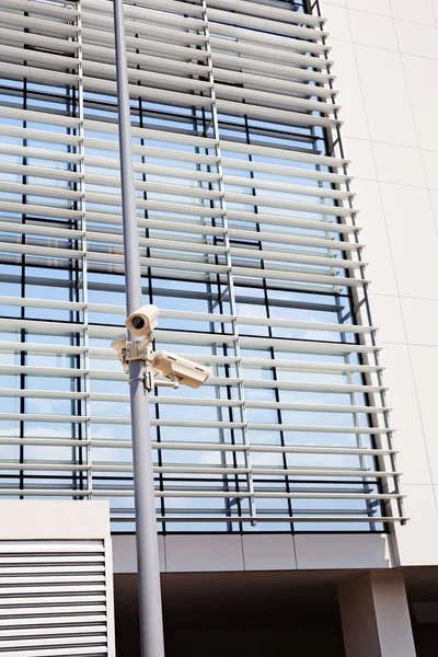 Zwei Überwachungskameras Auf Dem Mast Vor Dem Geschäftshaus — Stockfoto