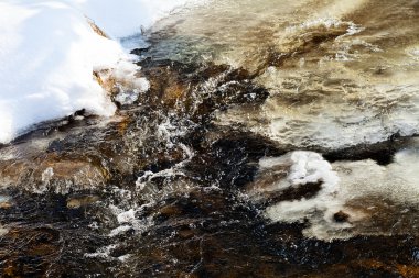 Soğuk kış gününde, küçük bir derenin soğuk, akan suyuna yaklaşıyoruz.