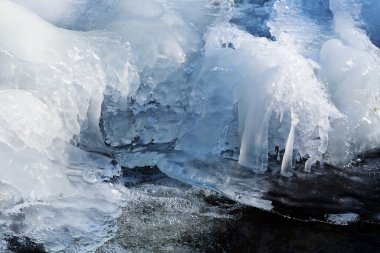 Buz saçakları, kar ve buz küçük dağ deresinde