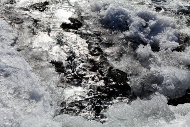 Donmuş kar ve buz birikintisi kışın