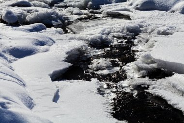 Karla kaplı küçük dere kıyıları