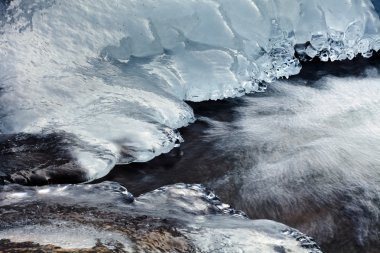 Küçük dağ deresinin kıyısındaki buzun görüntüsü.