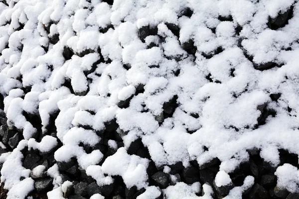 在融化的雪下的石头 — 图库照片