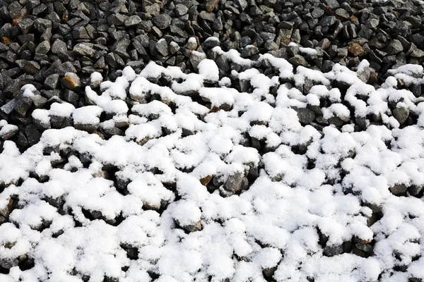 Черный Гравий Тающим Снегом — стоковое фото
