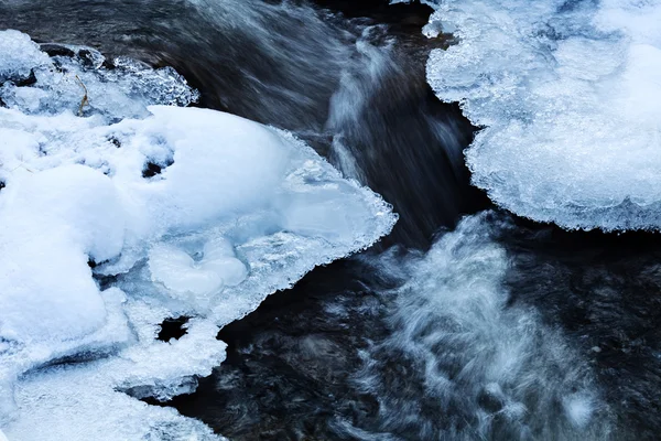 Gelo Rocha Pequena Cascata Riacho Inverno — Fotografia de Stock