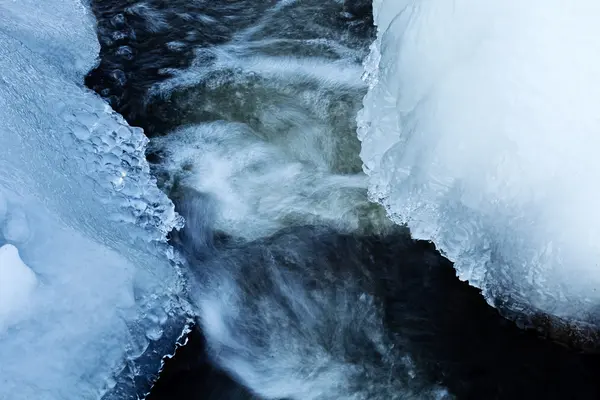 Pequena Cascata Córrego Montanha Dia Inverno — Fotografia de Stock