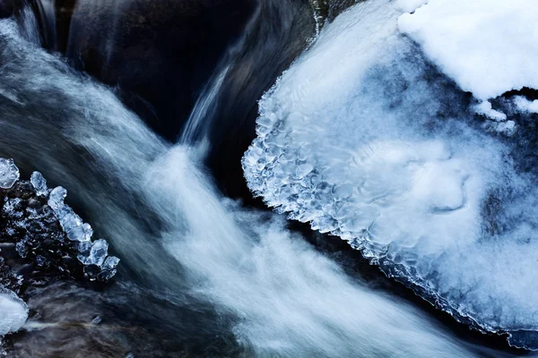 岩石上的冰和冬溪中的小瀑布 — 图库照片