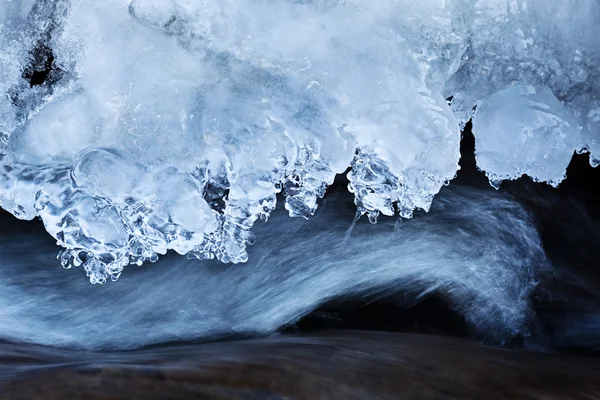 Sluitend Ijs Stromend Water Van Een Bergkreek — Stockfoto