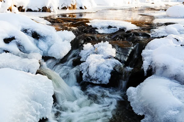 小瀑布在山溪中 在冬日 — 图库照片