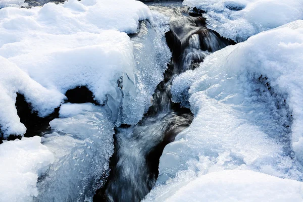 Kleiner Wasserfall Einem Gebirgsbach Winterlandschaft — Stockfoto