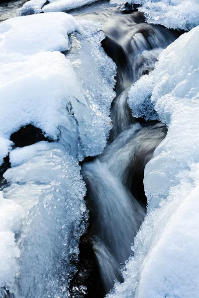 Feche Uma Pequena Cachoeira Riacho Montanha — Fotografia de Stock