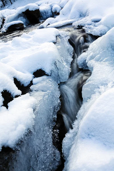 Feche Uma Pequena Cachoeira Riacho Montanha — Fotografia de Stock