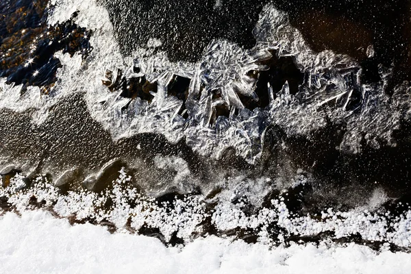 Detailní Záběr Ledu Malé Kaluži Zemi — Stock fotografie