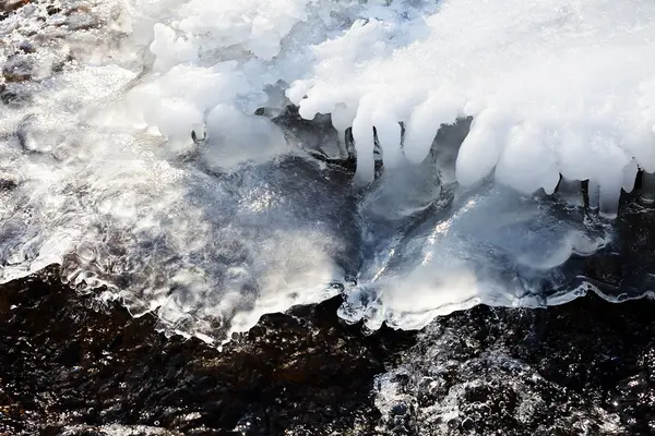 Vista Una Orilla Congelada Pequeño Arroyo Con Hielo Carámbanos — Foto de Stock