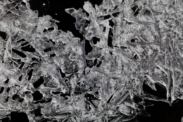 Donmuş Zemindeki Buz Kristalleri Doğal Siyah Zemin Üzerinde — Stok fotoğraf