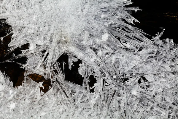Detailní Záběr Ledových Krystalů Zamrzlé Louži Přírodním Černém Černém Černém — Stock fotografie