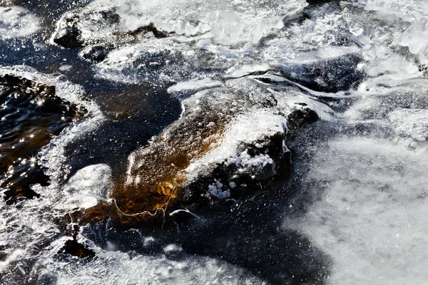 Sol Gelé Avec Petite Roche Flaque Glace Hiver — Photo